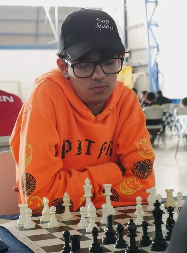 Ian Barrantes analizando una posición durante un torneo de ajedrez