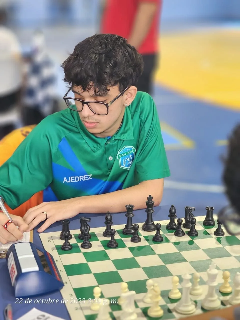 Ian Barrantes concentrado en una partida de ajedrez con uniforme deportivo de San José