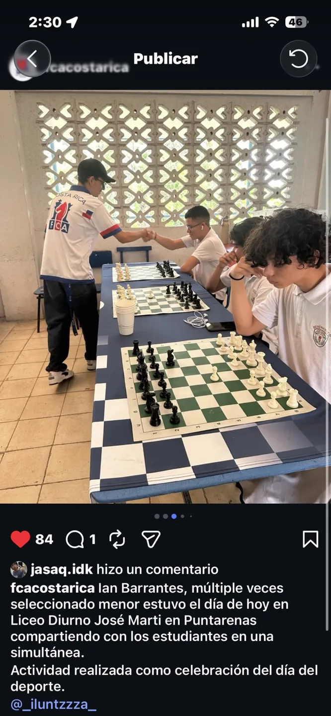 Publicación federativa sobre una simultánea de Ian Barrantes con estudiantes